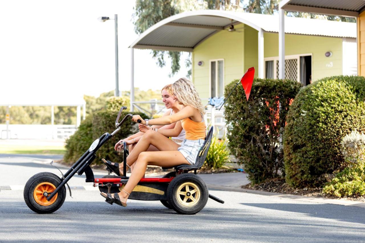 Big4 Deniliquin Holiday Park Экстерьер фото