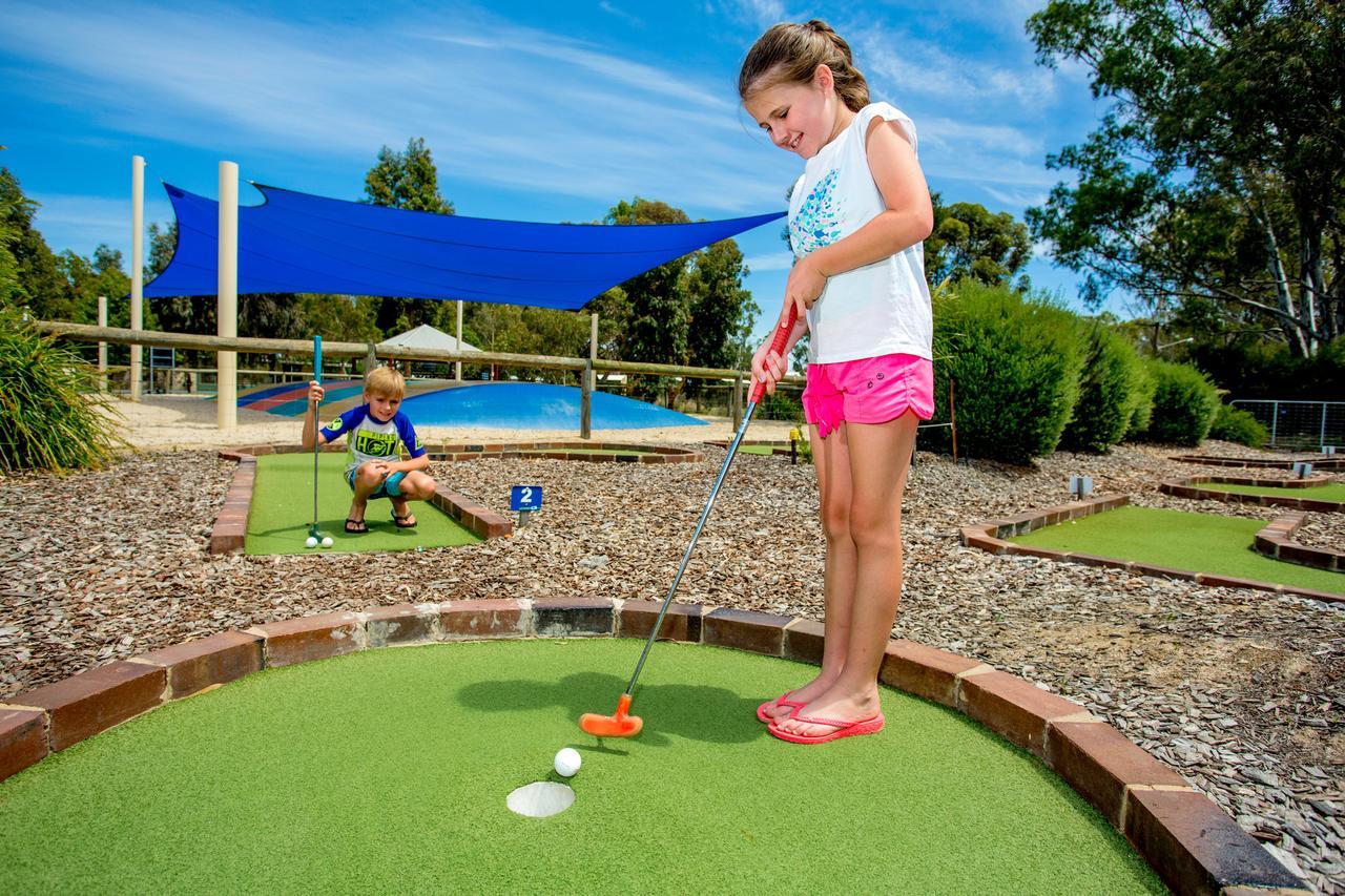 Big4 Deniliquin Holiday Park Экстерьер фото
